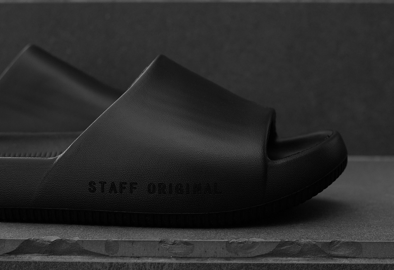 Kapcie Staff all black2