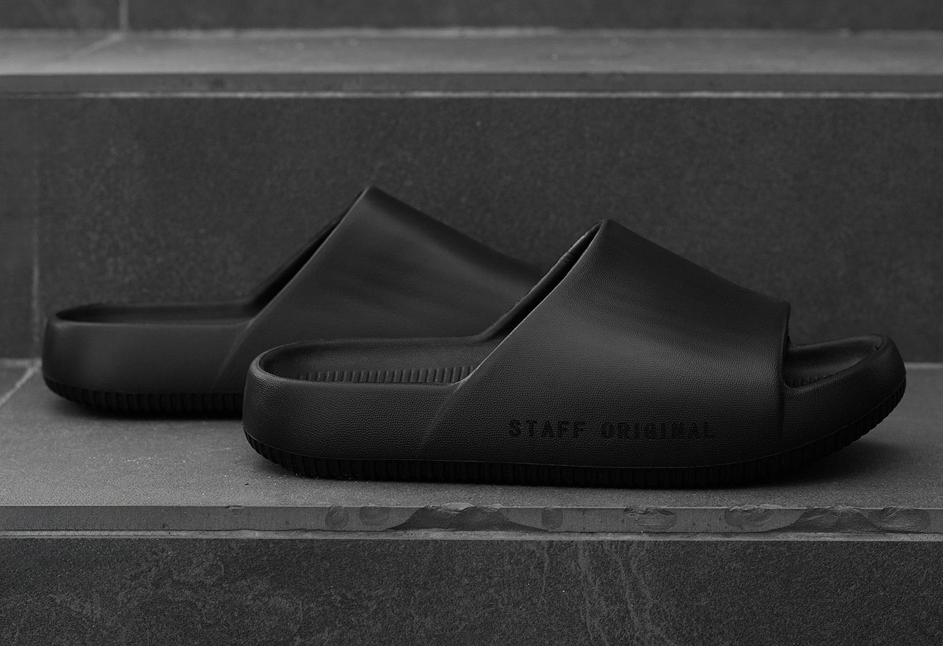 Kapcie Staff all black2