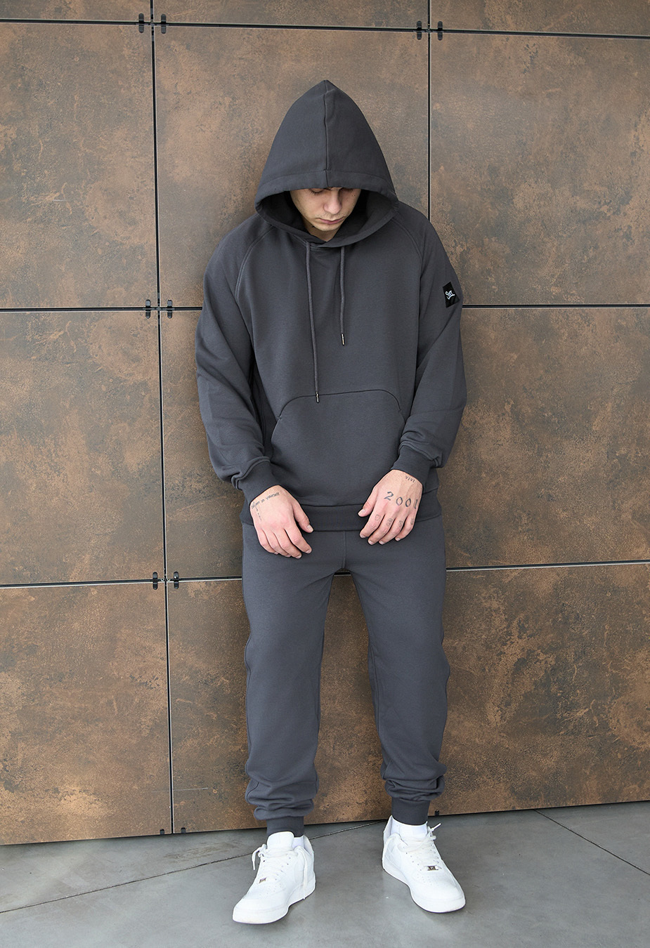 Dres Staff es dark gray oversize