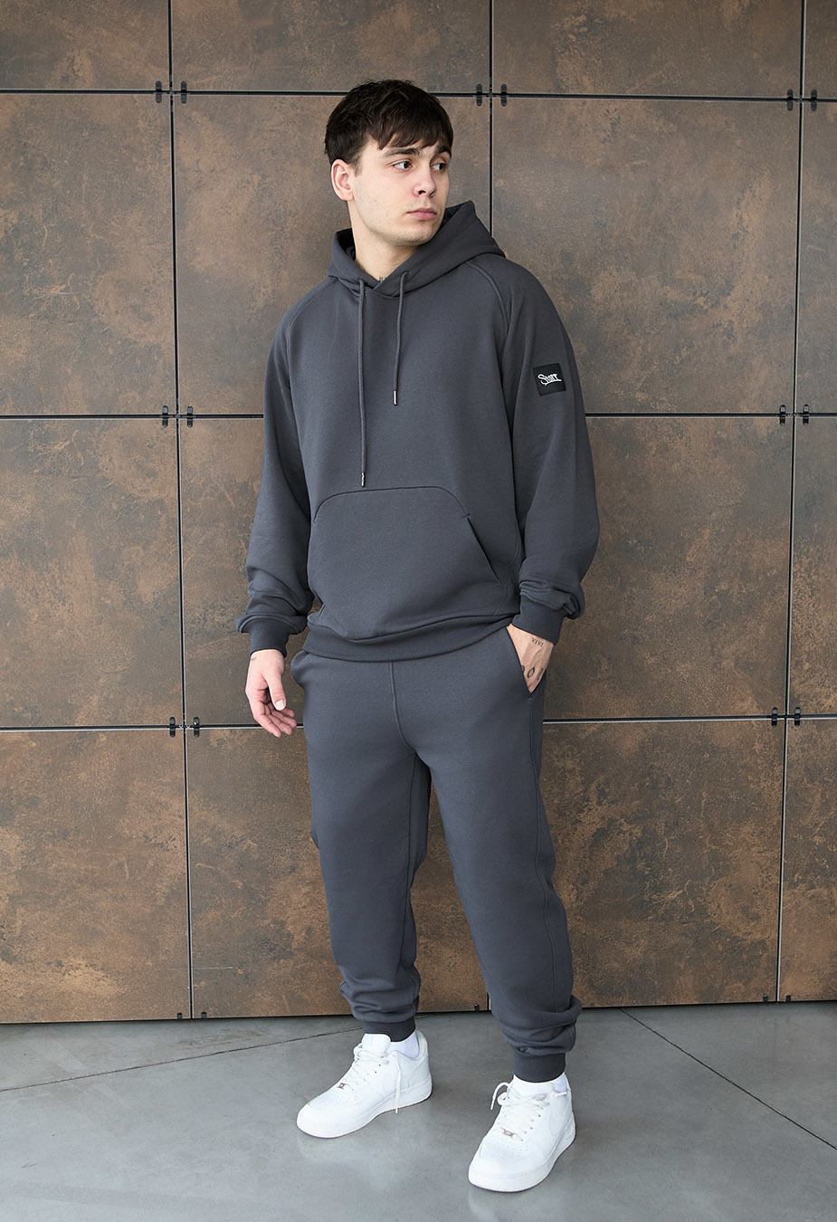 Dres Staff es dark gray oversize