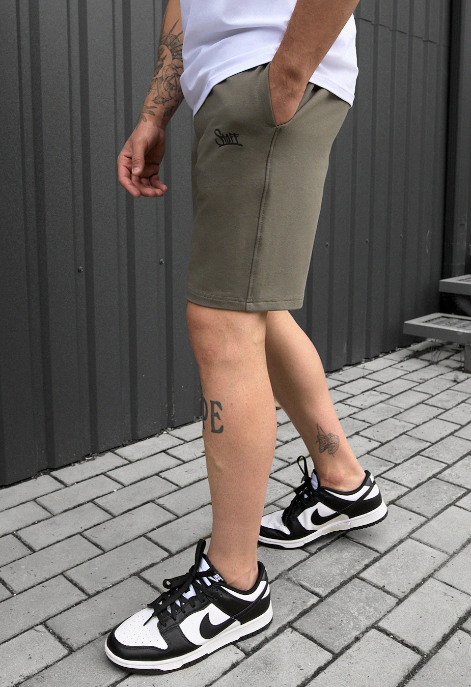 Spodenki Staff dark olive logo