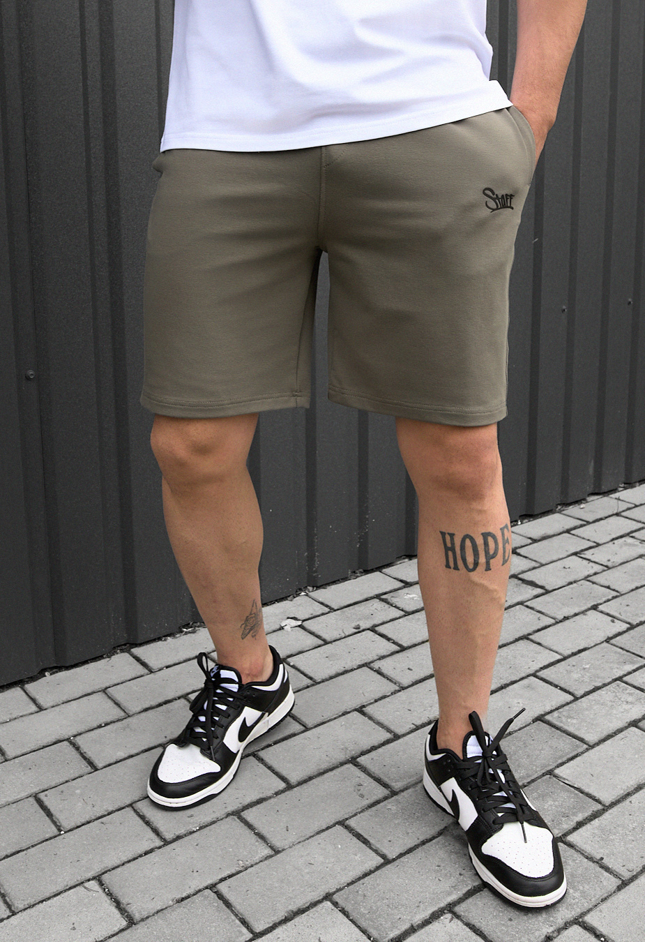 Spodenki Staff dark olive logo
