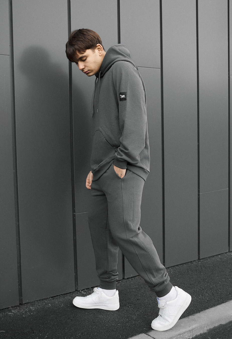 Dres Staff es dark gray oversize