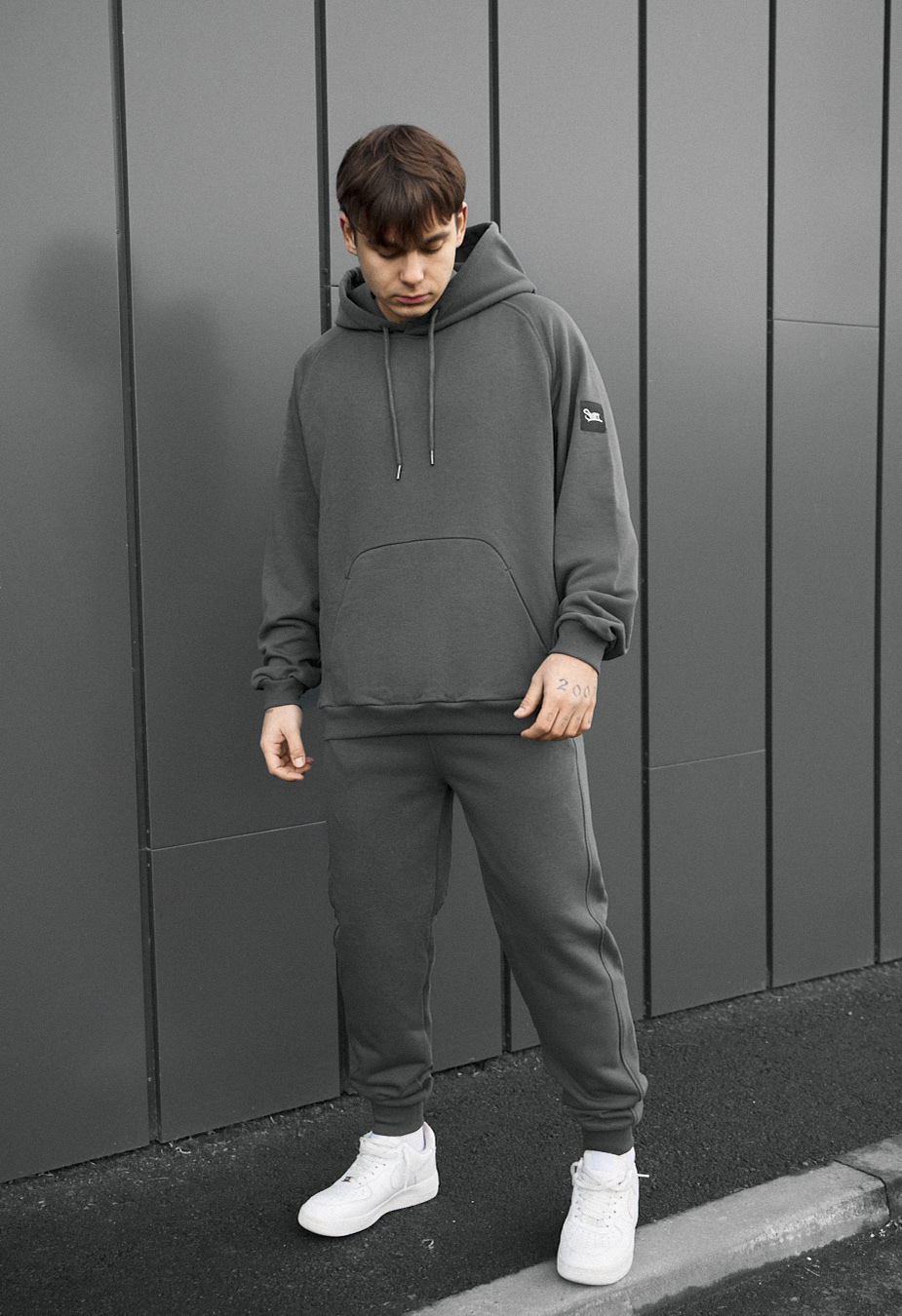 Dres Staff es dark gray oversize