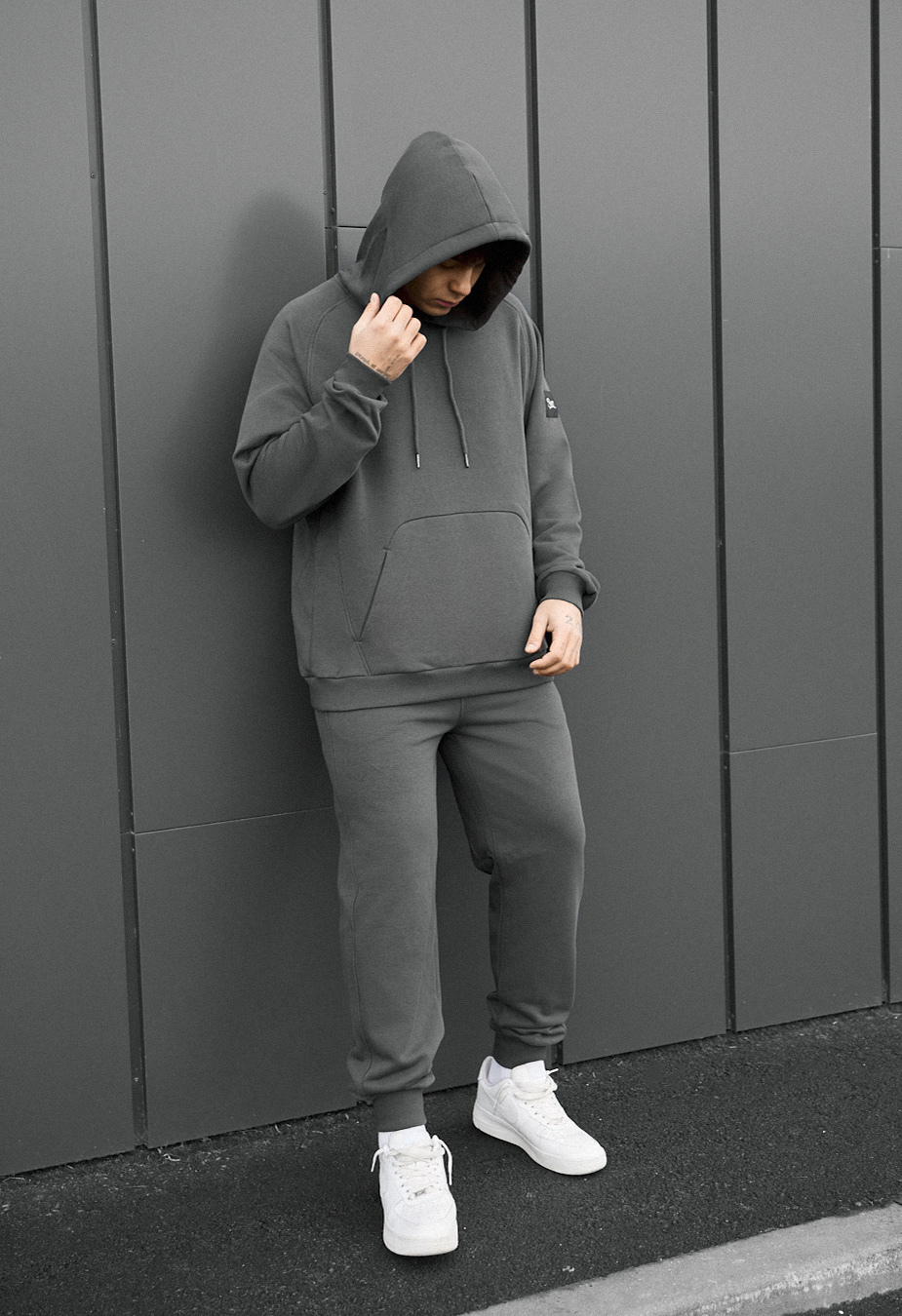 Dres Staff es dark gray oversize