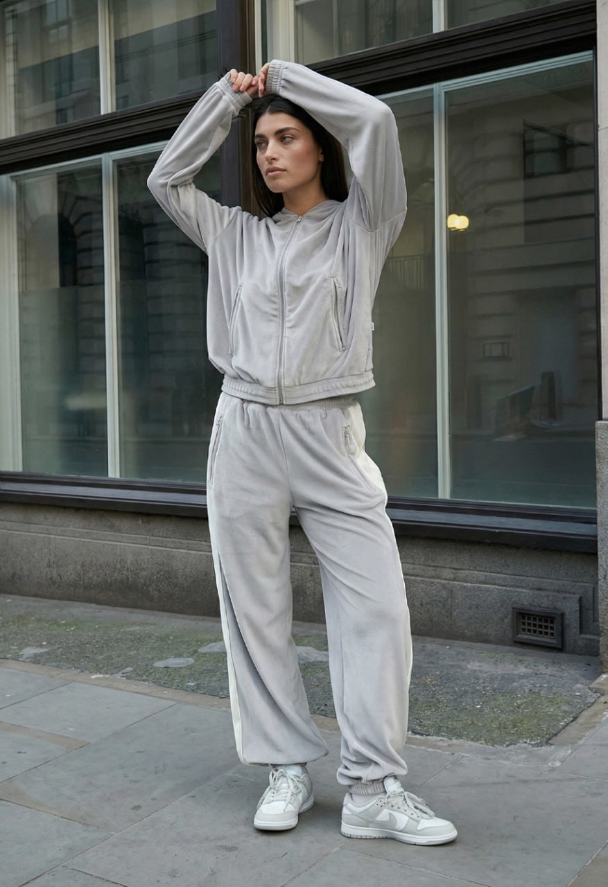 Dres Staff isa light gray & black oversize