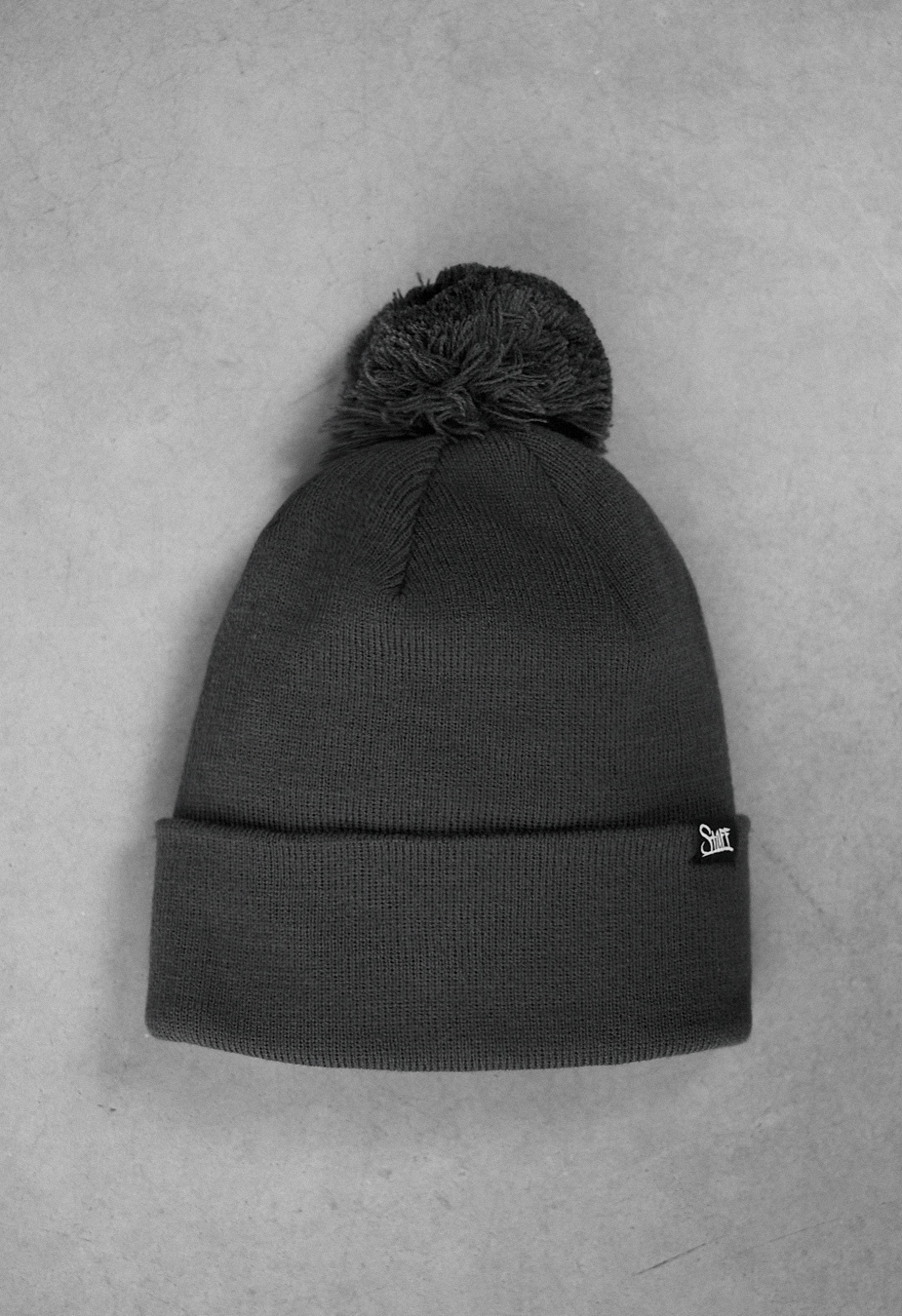 Czapka Staff dark gray pompon