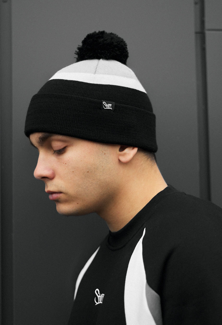 Czapka Staff black & white & gray pompon