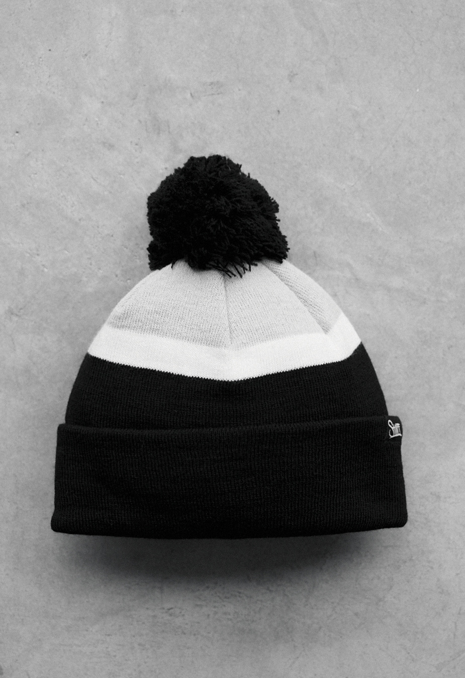Czapka Staff black & white & gray pompon