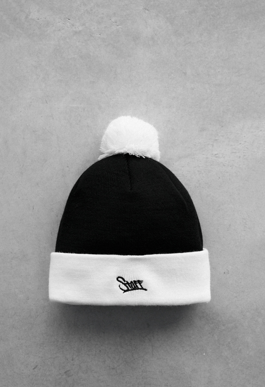 Czapka Staff black & white logo pompon