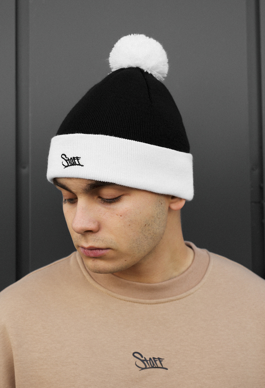 Czapka Staff black & white logo pompon