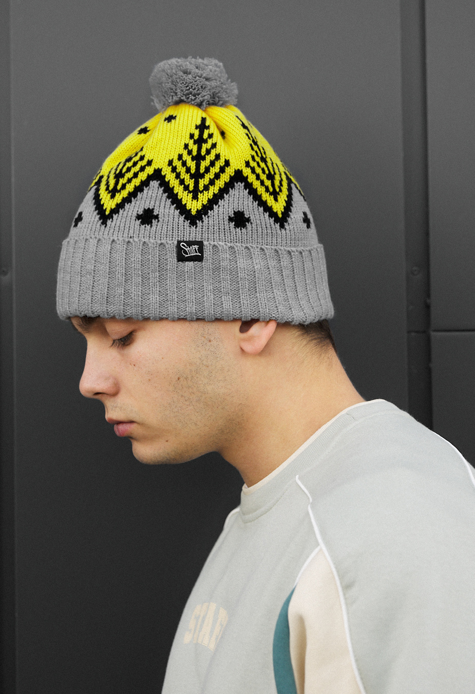 Czapka Staff gray & yellow pattern pompon