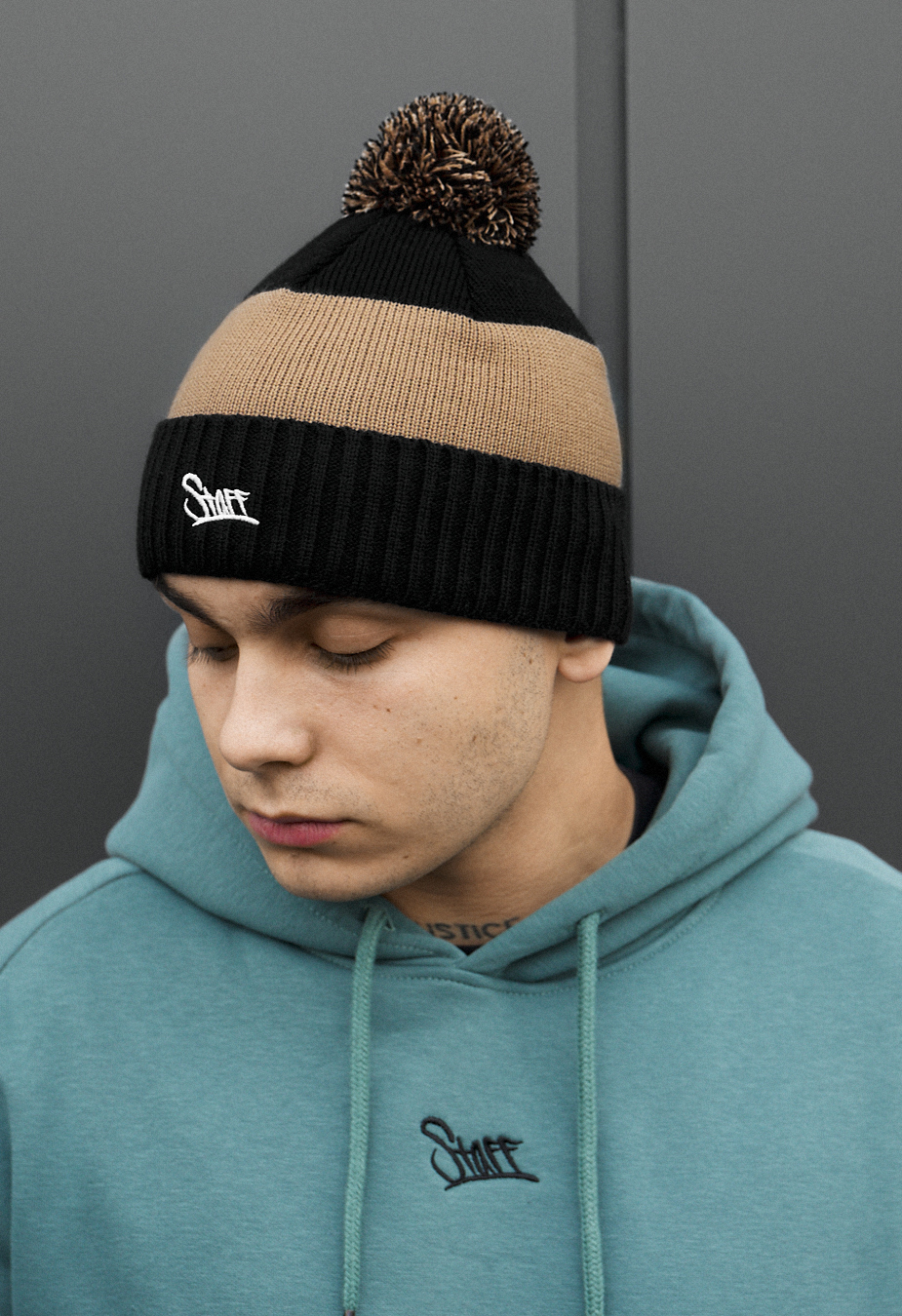 Czapka Staff 36 mix logo pompon