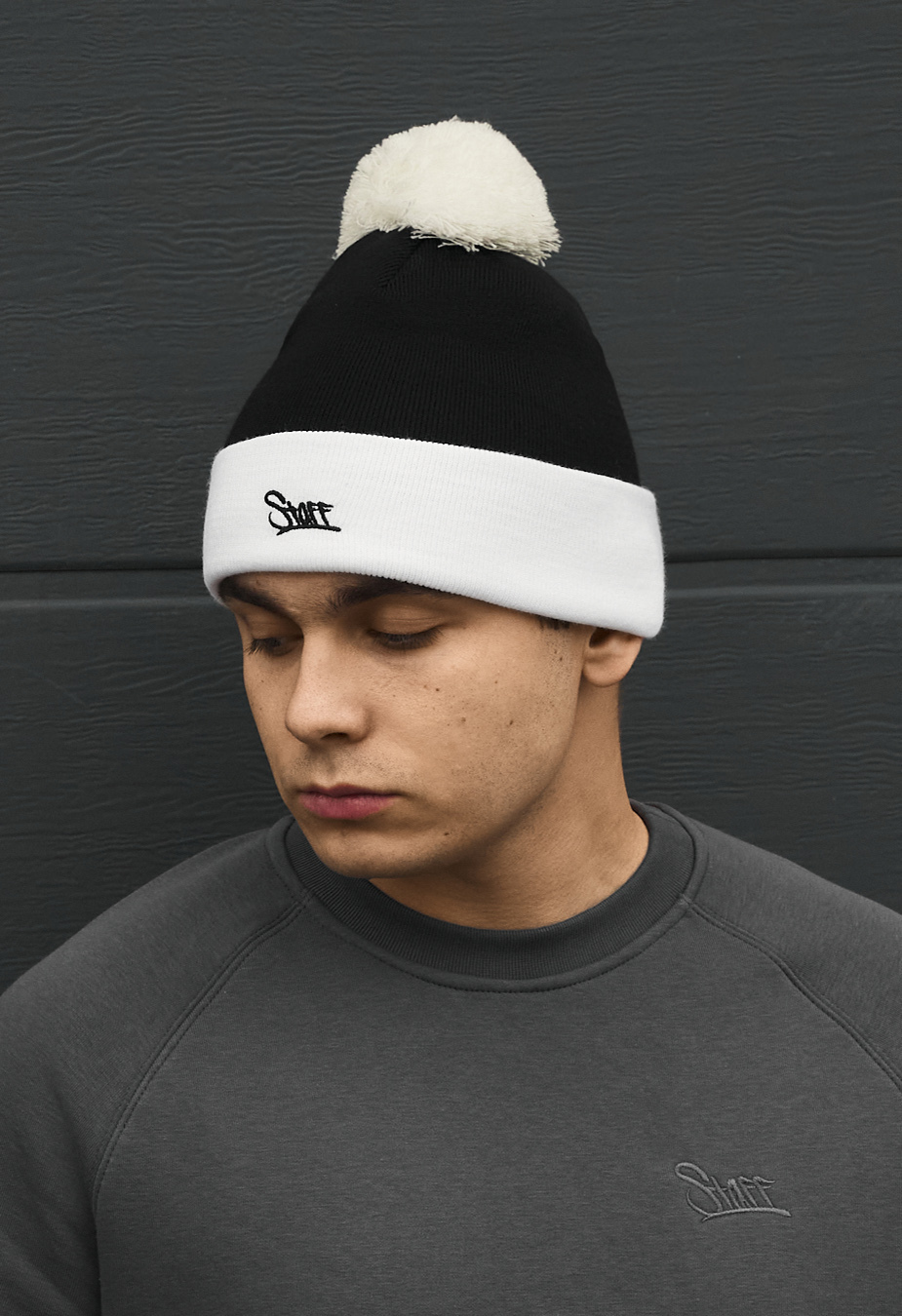 Czapka Staff black & white logo pompon