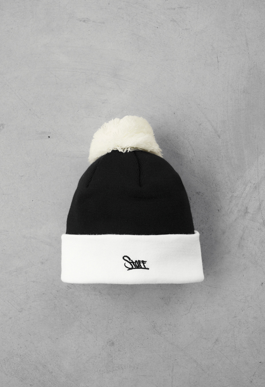Czapka Staff black & white logo pompon