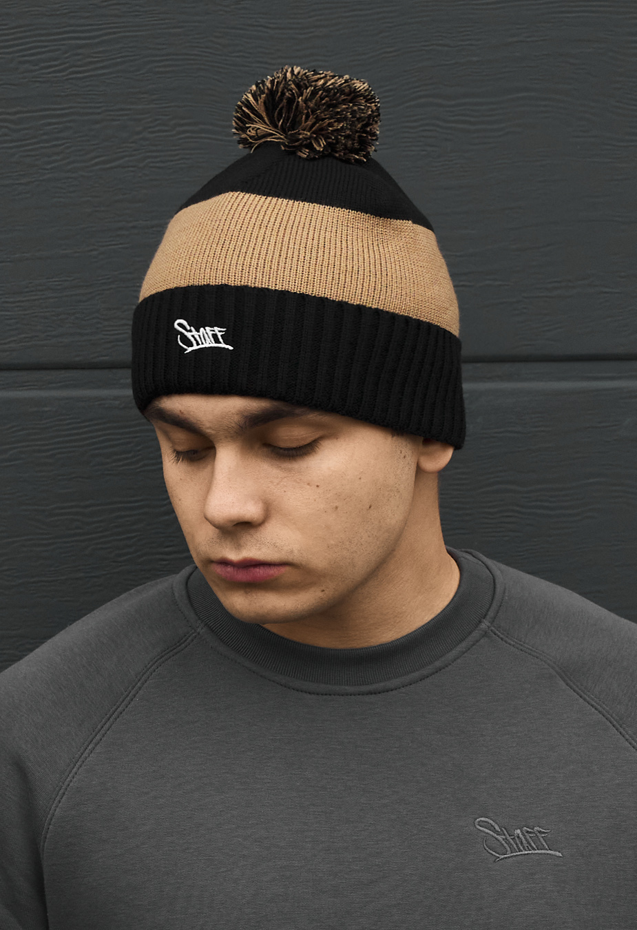 Czapka Staff black & beige logo pompon