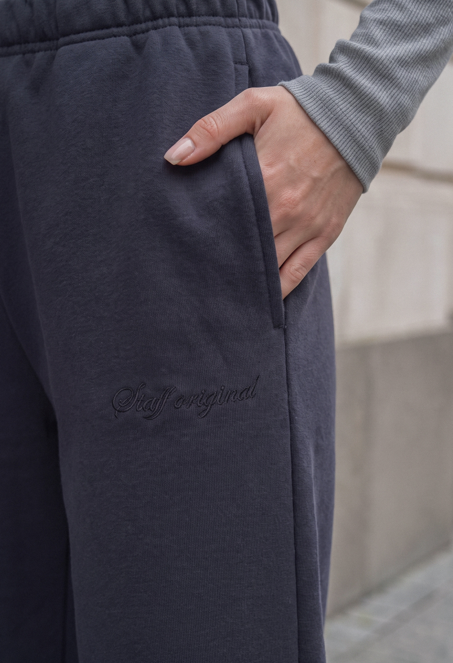 Spodnie dresowe Staff ki dark gray logo fleece