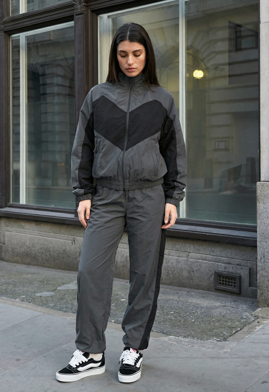Dres Staff vs dark gray & black