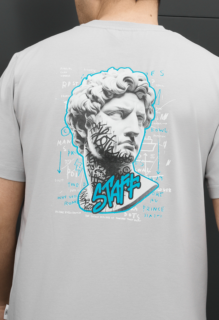 Koszulka Staff sculpture