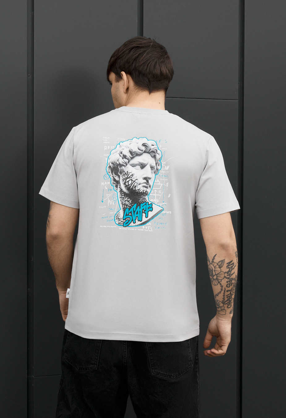 Koszulka Staff sculpture