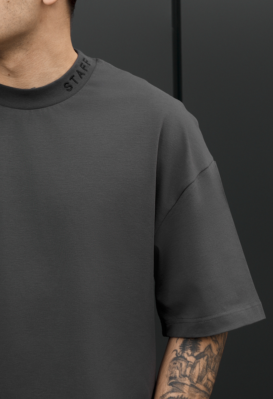 Koszulka Staff logo neck dark gray oversize