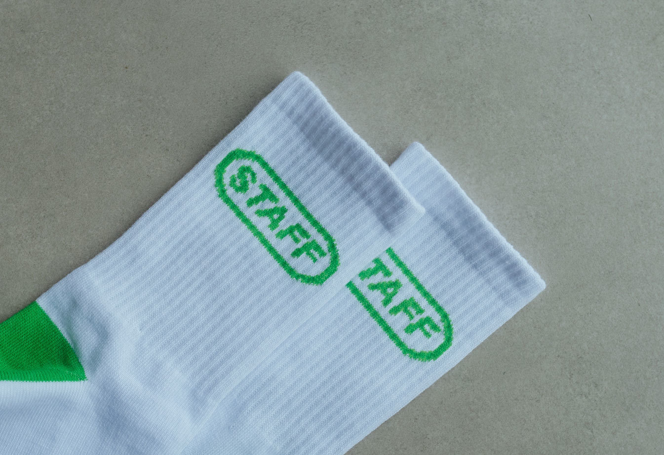 Skarpety Staff logo white & green