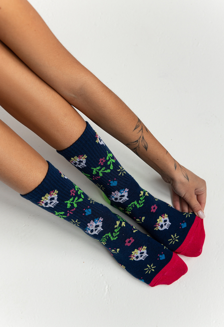 Skarpety Staff Halloween skull & flowers